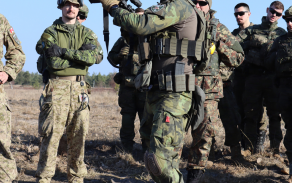 Ženista české ženijní čety předvádí manipulaci s útočnou puškou BREN A2.