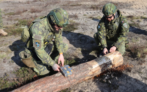 Příprava nálože z TNT pro ničení dřevěného prvku.