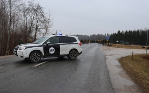 Lotyšská vojenská policie blokuje dopravu, aby mohli vojáci bezpečně provést výcvik na mostě.