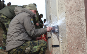 Příprava náloží na mostní pilíř.