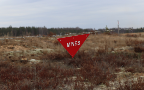 Označení minového pole položeného italskými ženisty.