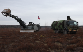 Ženijní tank „Badger“ a české ženijní družstvo při překonávání zátarasů.
