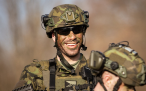 Zkušený voják se postupně stává oporou týmu a přebírá odpovědnost za ostatní.