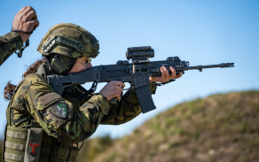 Voják 72. mechanizovaného praporu při střelecké disciplíně během soutěže v Přáslavicích