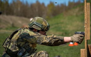 Voják 72. mechanizovaného praporu při střelecké disciplíně během soutěže v Přáslavicích