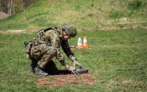 Voják pokládá protitankovou minu během střelecké soutěže 72. mechanizovaného praporu