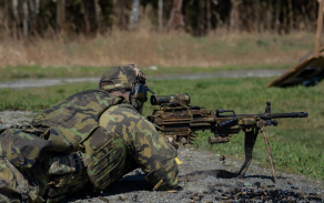 Voják střílí z kulometu FN Minimi během dynamické střelby