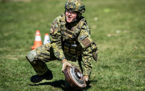 Plnění úkolu s protitankovou minou během soutěže