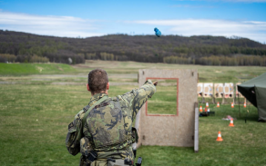 hod cvičným granátem