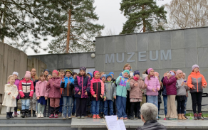 Děti ze škol v Miřeticích a Včelákově připravily kulturní vystoupení, které oživilo celé ležácké údolí.