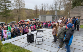 Slavnostní zahájení nové sezony připomnělo odvahu obyvatel osady, jejich zapojení do protinacistického odboje i historické spojení s paravýsadkem SILVER A