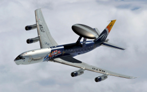 Letoun NATO AWACS během alianční mise vzdušného dohledu po aktivaci článku 5