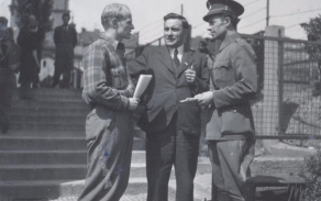 Farář Husova sboru na Vinohradech Arnošt Šimšík s pracovníky rozhlasu 9. května 1945
