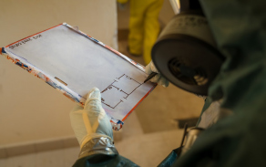 Chemici pečlivě zaznamenávají každou místnost v budově