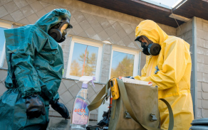 Chemici Armády ČR provádějí dekontaminaci po zásahu v nelegální laboratoři