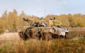 Tank Leopard 2A4 při jízdě v terénu