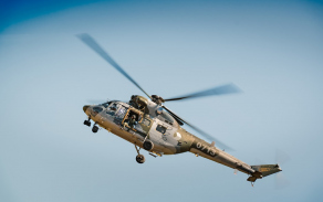 Posádka vrtulníku W-3A Sokol předvedla manévry vyšší pilotáže.