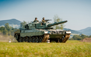 Tank Leopard 2A4 na výcvikovém prostoru