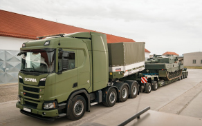 Těžká vojenská technika při přesunu po české silniční síti během plánované logistické operace.