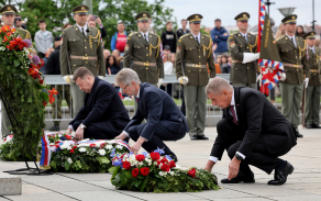 Z pietního aktu a slavnostního nástupu u Národního památníku na Vítkově