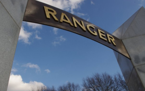 Nápis Ranger symbolizuje vstup do jednoho z nejnáročnějších vojenských kurzů, kde se prověřuje fyzická připravenost, psychická odolnost i schopnost fungovat v týmu.