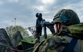 Přenosný rušící MANPACK-G při neutralizaci dronu