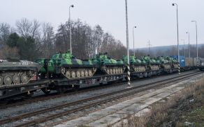 přeprava mechanizované roty s BVP2 72. mechanizovaného praporu