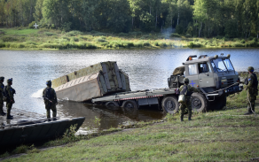 Vojáci 72. mechanizovaného praporu překonávali vodní tok v Boleticích