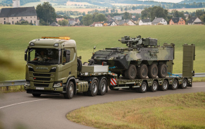 Armádní tahač Scania R660 A6x4 s návěsem Goldhofer MPA 5 při přepravě těžké vojenské techniky