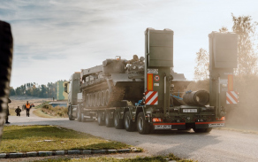 Armádní tahač Scania R660 A6x4 s návěsem Goldhofer MPA 5 při přepravě těžké vojenské techniky