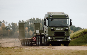 Armádní tahač Scania R660 A6x4 s návěsem Goldhofer MPA 5 při přepravě těžké vojenské techniky