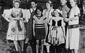 otografie rodiny Novákovy. Zleva doprava: Anna (*1919), Václav (*1921), Miroslava (*1925), Marie (* 1897), nejmladší Jindřiška (*1928), Václav (*1893) v sokolském a úplně vpravo nejstarší Marie (později provdaná Voglová)
