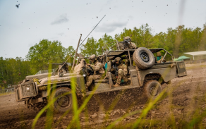 Vozidlo Land Rover Defender Kajman s výsadkáři při přesunu k zájmovému objektu.