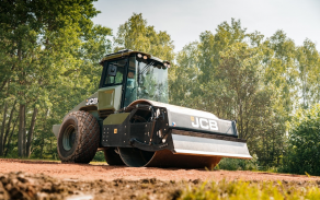 Jednobubnový vibrační válec JCB pomáhá při hutnění zeminy, úpravě cest a přípravě pevných ploch pro pohyb vojenské techniky v terénu.