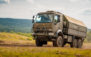 Tatra T810 ve valníkovém provedení s plachtou při jízdě v terénu.