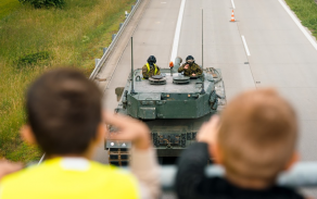 Diváci sledují průjezd tanku Leopard 2A4 během výcviku na dálnici D35