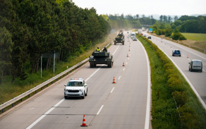 Kolona tanků Leopard 2A4 z 73. tankového praporu na dálnici D35