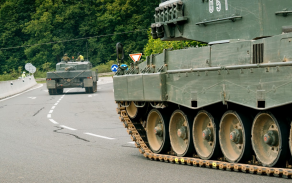 průjezd tanků Leopard 2A4