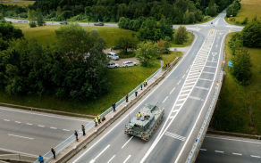 Leopard 2A4 při přejezdu dálničního křížení
