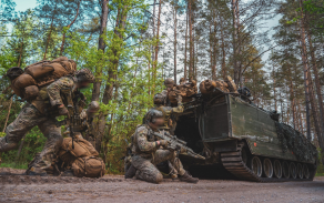 Průzkumníci při výcviku s norským CV90