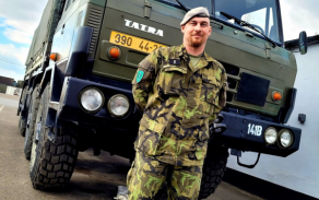 rotmistr Jiří Tůma z pardubického 141. zásobovacího praporu
