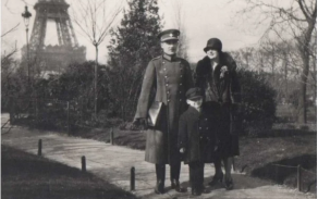 Heliodor Píka s manželkou a synem v roce 1926 v Paříži během svých studií na Vysoké škole válečné.