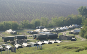 Specifickým úkolem 74. lehkého motorizovaného praporu byla i schopnost výstavby humanitární základy pro 450 až 500 osob. Jeden z mála dochovaných snímků během jeho výstavby v tzv. Hruškovém sadu, cvičiště praporu nedaleko Bučovic.