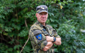 Portrét Jiřího Barana, vojáka z Opavy a atletického trenéra, ve vojenské uniformě.