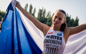 Sprinterka Aneta Onderková drží roztaženou českou vlajku na mistrovství Evropy v Rieti 2026.