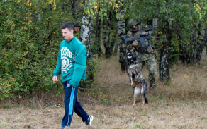 Vojáci při nácviku taktické činnosti v zalesněném prostoru za využití služebního psa. Foto 7. mb.