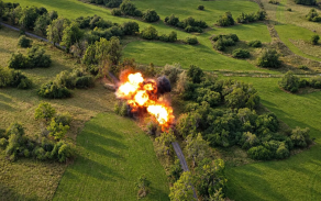 výbuch náloží natočený z dronu