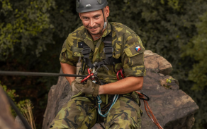 příslušník mechanizovaného praporu nastupující do slanění