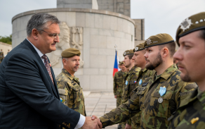 Vojáci AČR a příslušníci VP, kteří plnili úkoly v zahraničních operacích, ve středu 7. října slavnostně nastoupili na Čestném dvoře Národního památníku na Vítkově.