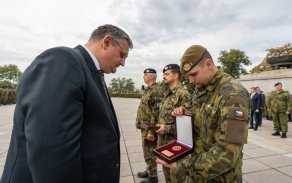 Vojáci AČR a příslušníci VP, kteří plnili úkoly v zahraničních operacích, ve středu 7. října slavnostně nastoupili na Čestném dvoře Národního památníku na Vítkově.